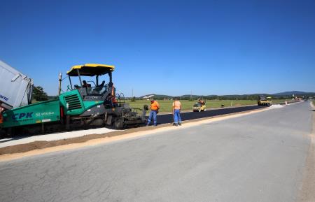 ASFALTIRANJE KOLESARSKE POTI CERKNICA  DOLENJE JEZERO 10 FOTO LJUBO VUKELIČ